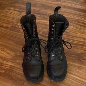 Doc Martens- original men’s 6 / women’s 8
